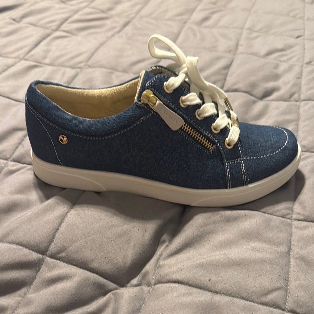 RIPON CANVAS SNEAKERS
Revere